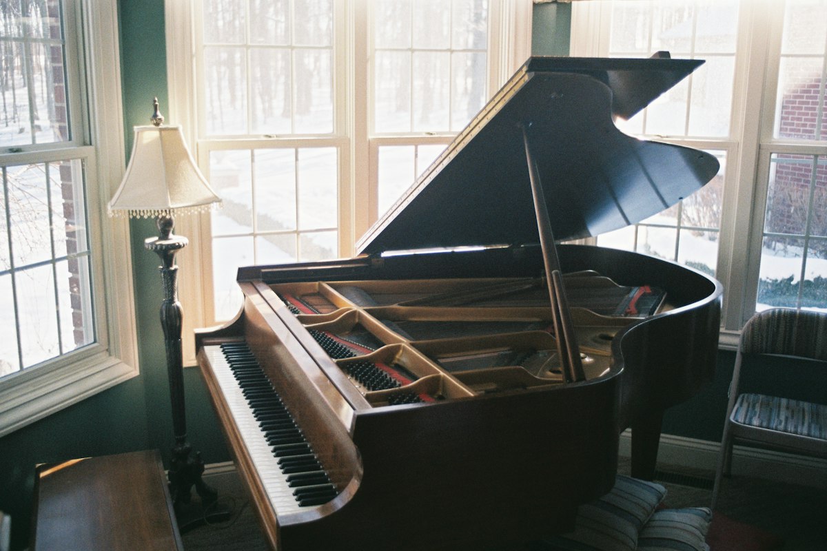 Un piano à queue dans un salon lumineux
