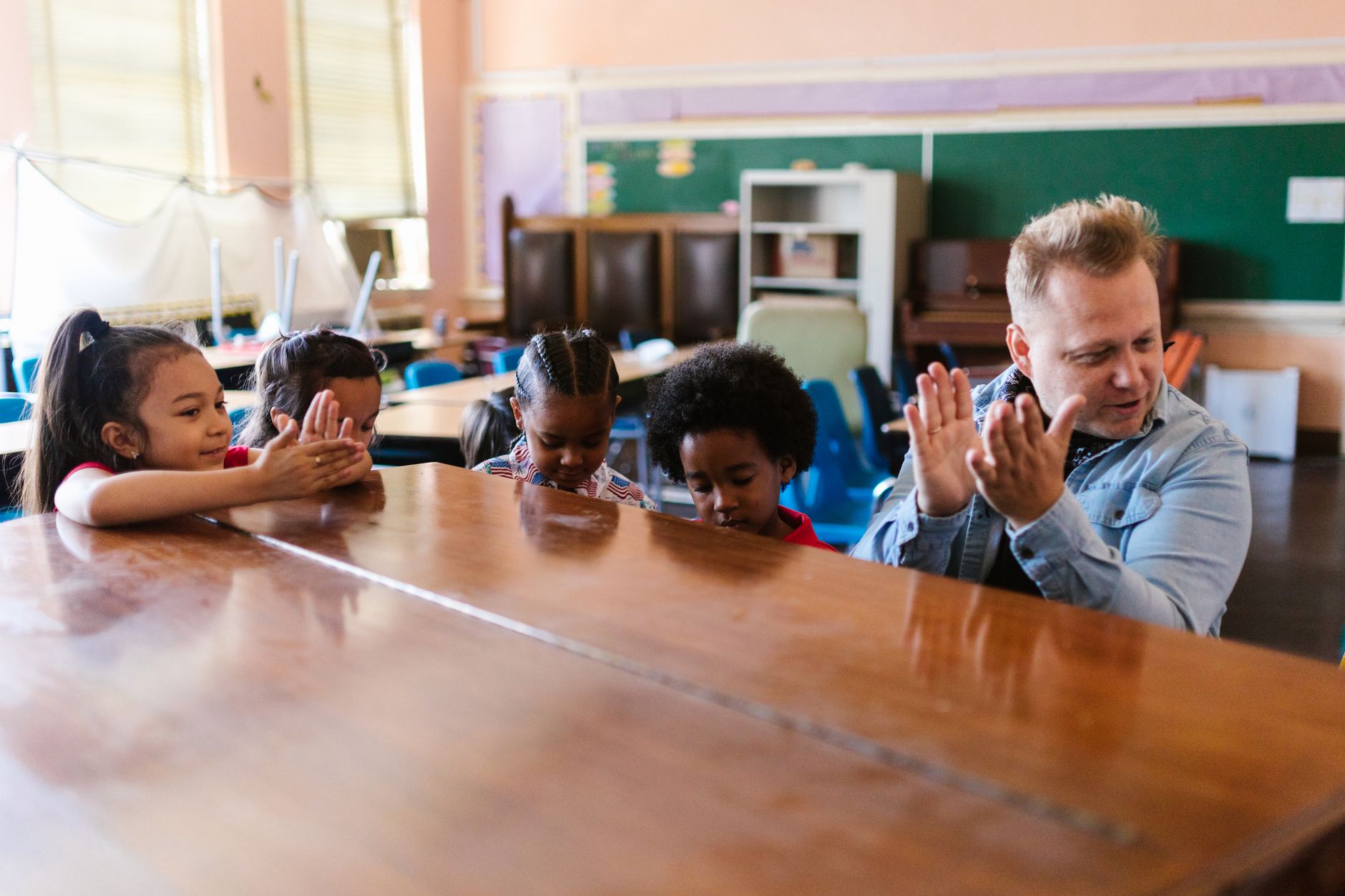 Enfants qui frappent dans leurs mains pendant un cours de musique en classe