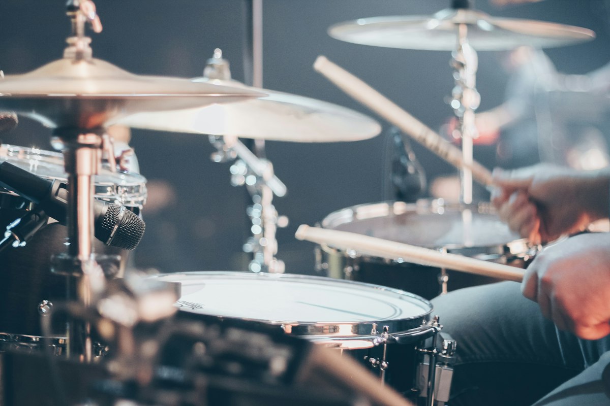 Un batteur en plein jeu sur sa batterie