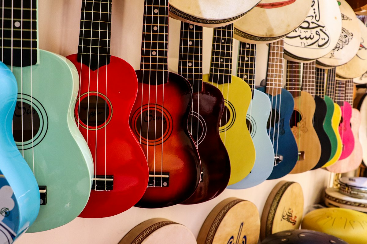 Des guitares et des ukulélés de toutes les couleurs en magasin