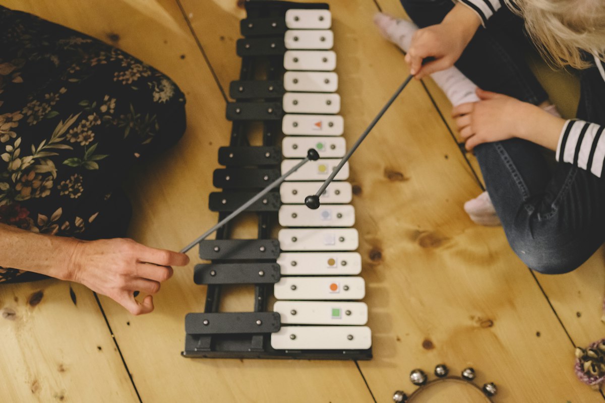 Des enfants jouent du xylophone pendant un atelier d'éveil