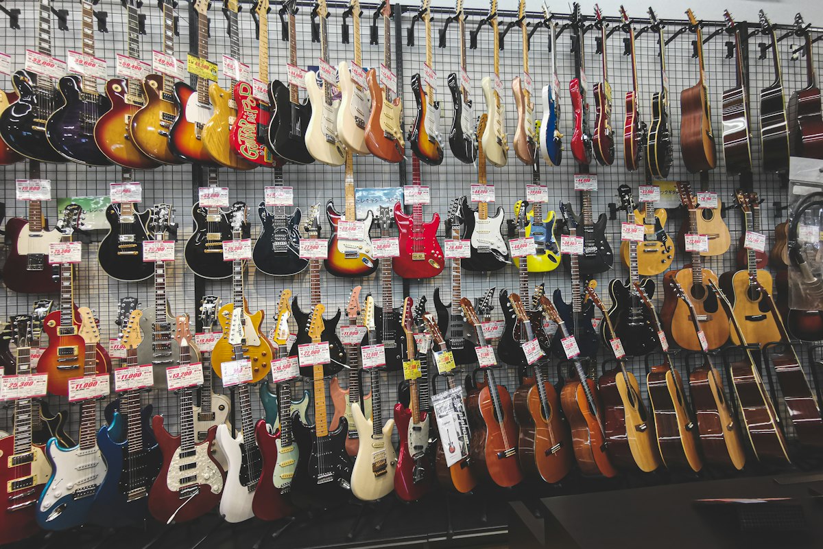 Un mur de guitares dans un magasin de musique
