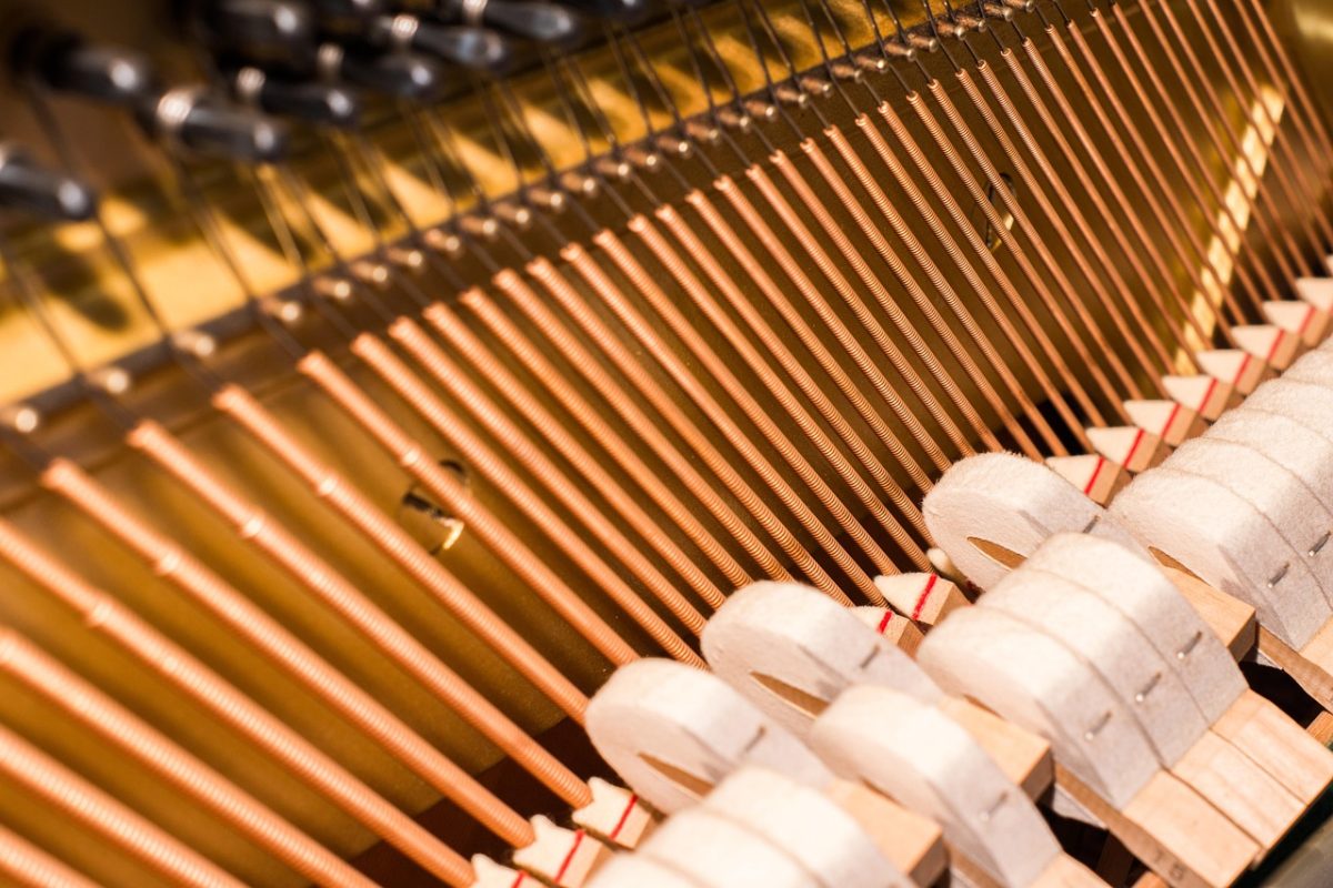 La mécanique d'un piano : marteaux et étouffoirs