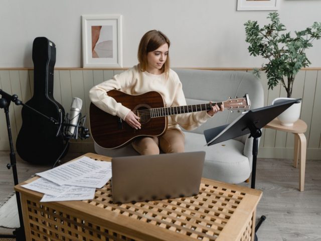 Prix d&rsquo;un cours de guitare : tarifs et facteurs en 2026