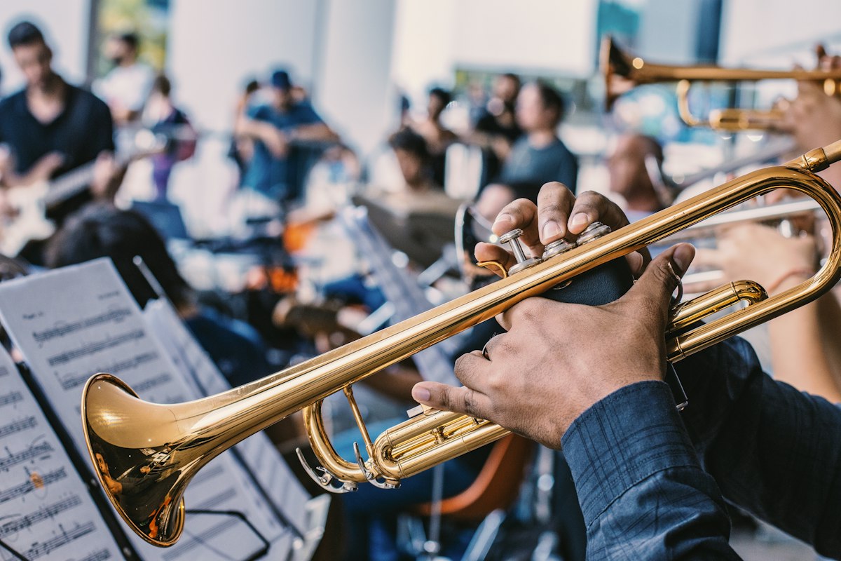 Des trompettistes jouent au sein d'un orchestre